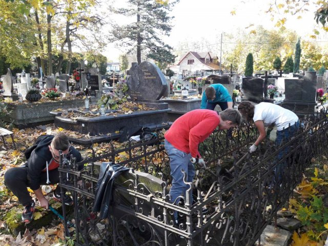 Porządkowanie nagrobków