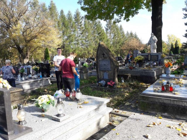 Porządkowanie nagrobków