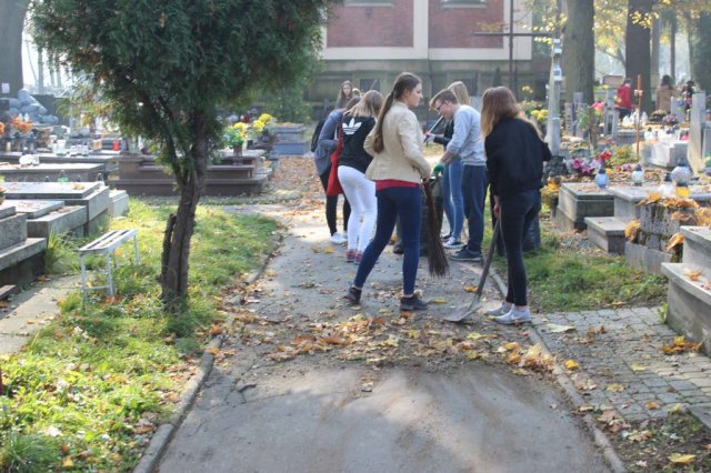 Porządkowanie nagrobków